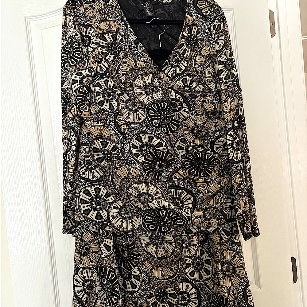Two Piece Elegant Black, White and Gold Women's Top and Skirt. Size 2X.